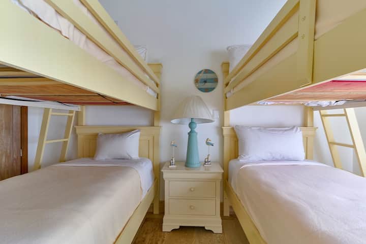 Spálňa č.3 má 2 poschodové postele (Twin/Twin), klimatizáciu, priestrannú skriňu na vaše veci, inteligentnú televíziu na zábavu a vlastnú kúpeľňu pre väčšie pohodlie a pohodlie.