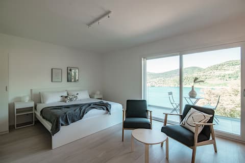 Modern apt. with panoramic lake view (LA PALMA 1)
