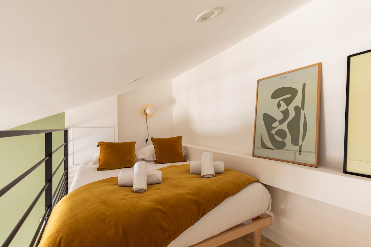 Chumba cha kulala cha mezzanine kilicho na kitanda cha ukubwa wa malkia