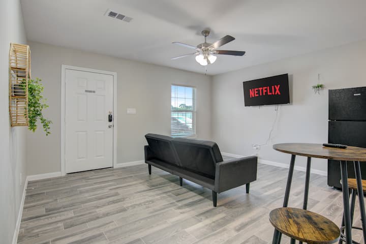 Modern 1br / 1 Ba Apartment - Nederland, TX