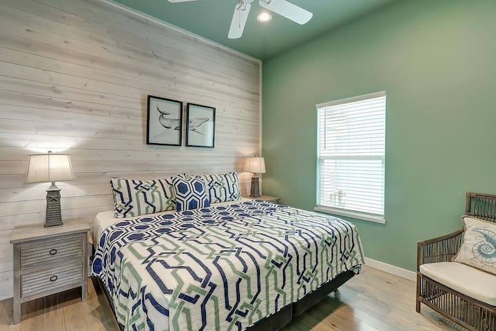 Chumba cha kulala cha msingi na kitanda cha Mfalme