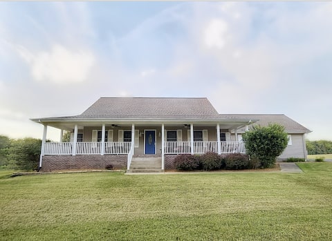 Exceptional Home, King bed, fenced yard coffee bar