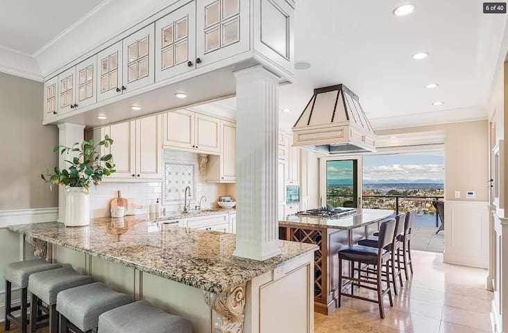 Lake View. Theater. Pinball. Chef Kitchen. EV.Gym