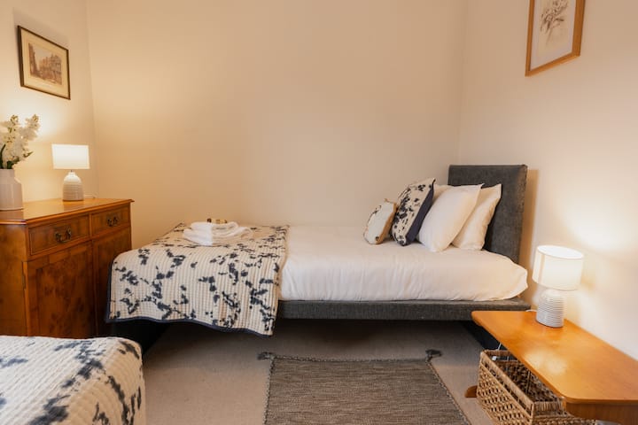 Მოქნილი საძილე პირობები: საძინებელი 2 გთავაზობთ ორ კომფორტულ ერთადგილიან საწოლს ინდივიდუალური კომფორტისთვის