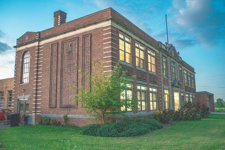 Vintage School, 5 BR/2 Kitchens, Pool, Gym NO FEES