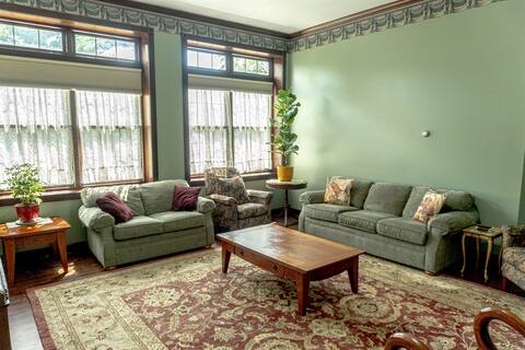 30s School Upstairs 4BR/Kitchen/Pool/Gym NO FEES