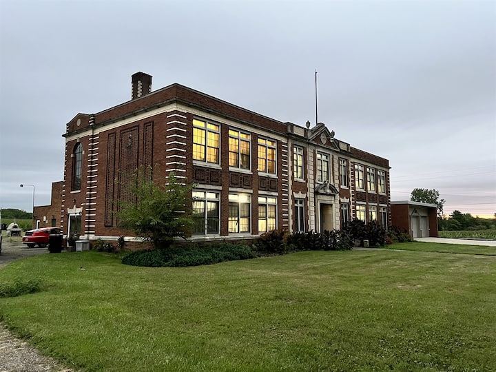 Vintage School 4BR/3BA, Kitchen, Pool, Gym NO FEES