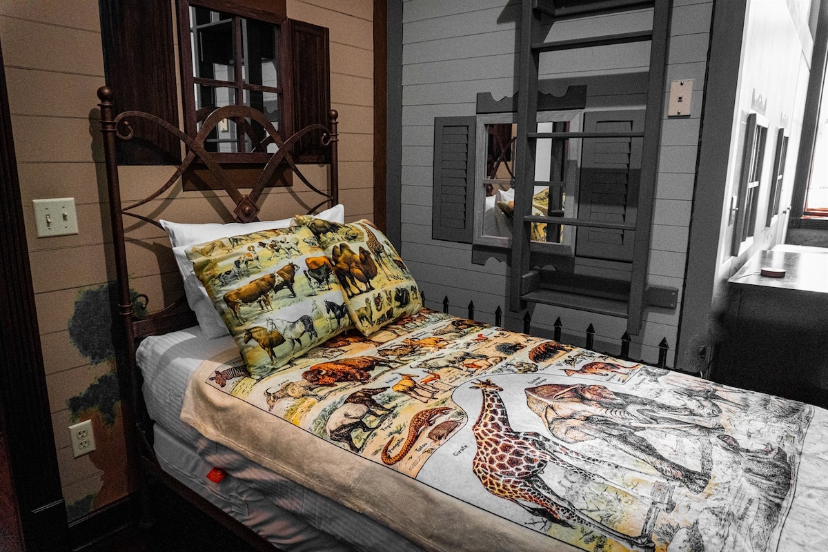 Spavaća soba s 2 odvojena kreveta i loftom