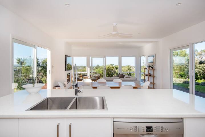 Ocean Panorama on Hetty with pool and spa gallery image 4