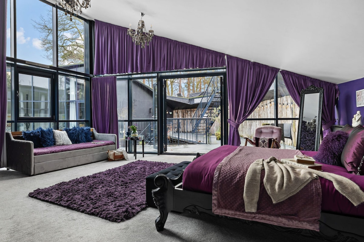 The Master Bedroom, day bed, views to the garden - Woolbrook Reservoir