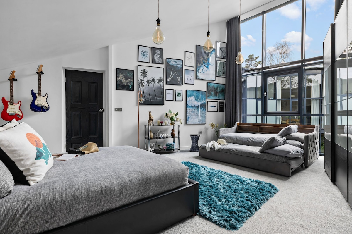 The double room with a day bed and decorations - Woolbrook Reservoir