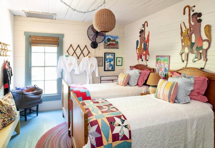 Upstairs twin bedroom.