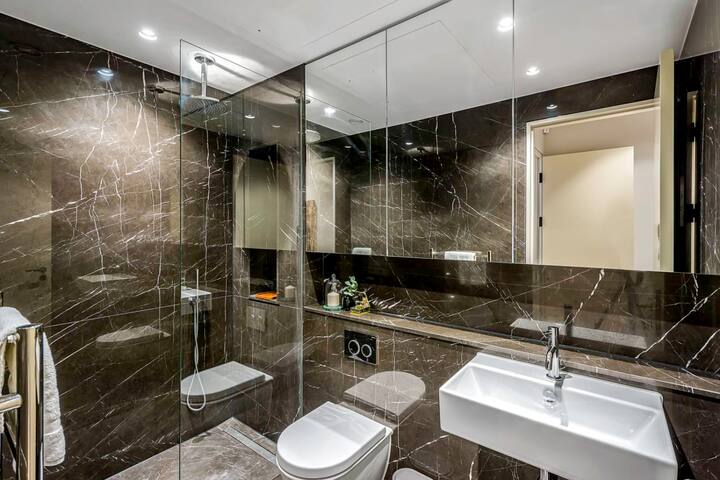 Large Luxury Contemporary Apt in Bloomsbury gallery image 5