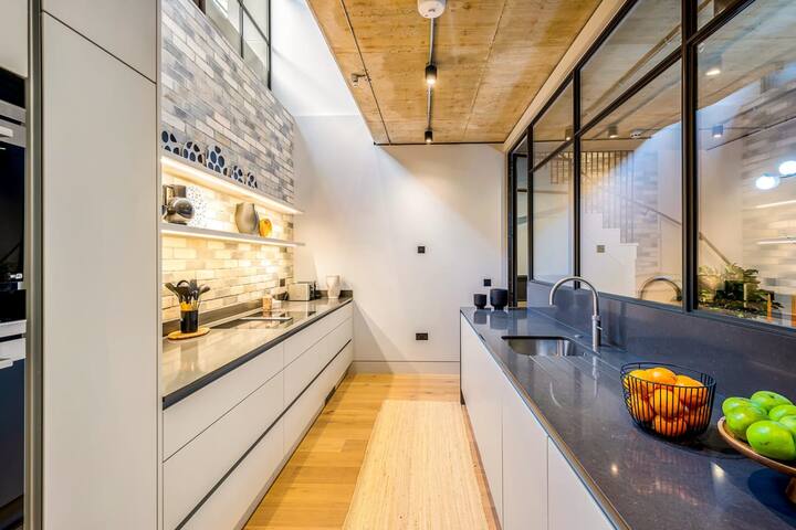 Large Luxury Contemporary Apt in Bloomsbury gallery image 2