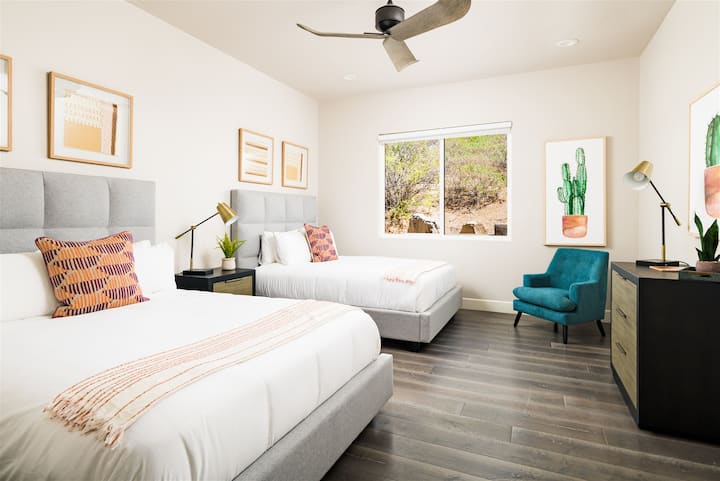 Bedroom 3 with 2 queen beds