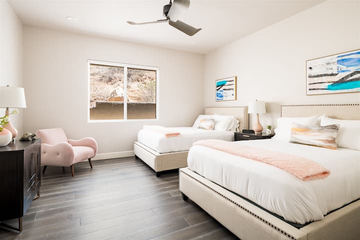 Bedroom 4 with 2 queen beds
