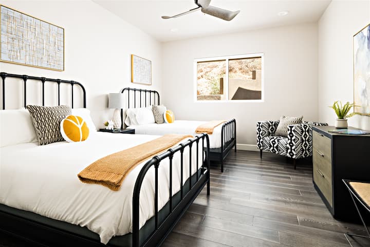 Bedroom 5 with 2 queen beds