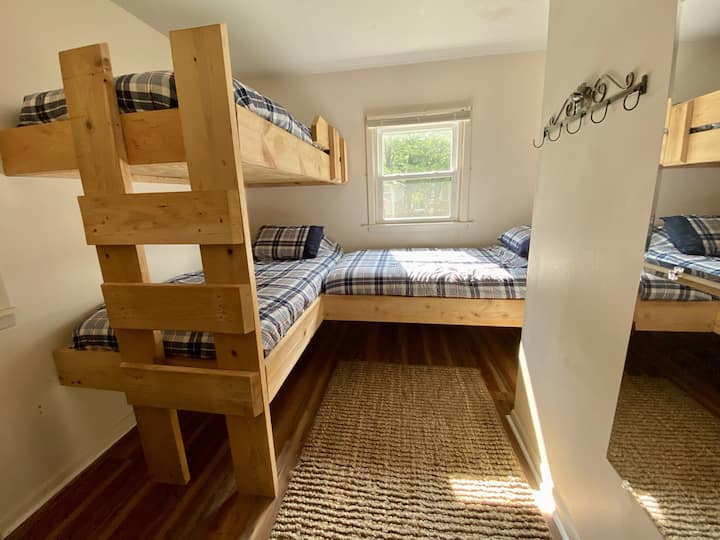 Втората спалня, двуетажно легло, има и гардероб и тоалетка.  