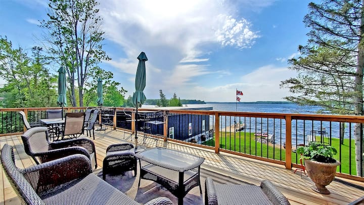 Lakefront Family Cottage, Hot Tub & Huge Game Room