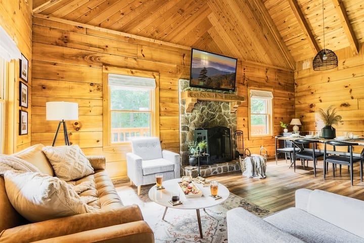 Updated Premier Cabin W/ Minigolf Firepit & Hottub - Gatlinburg, TN