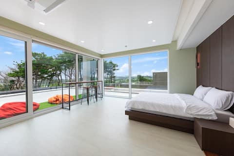 Magnolia where you can see the picturesque Seoraksan at a glance (Ocean View Pool Villa)