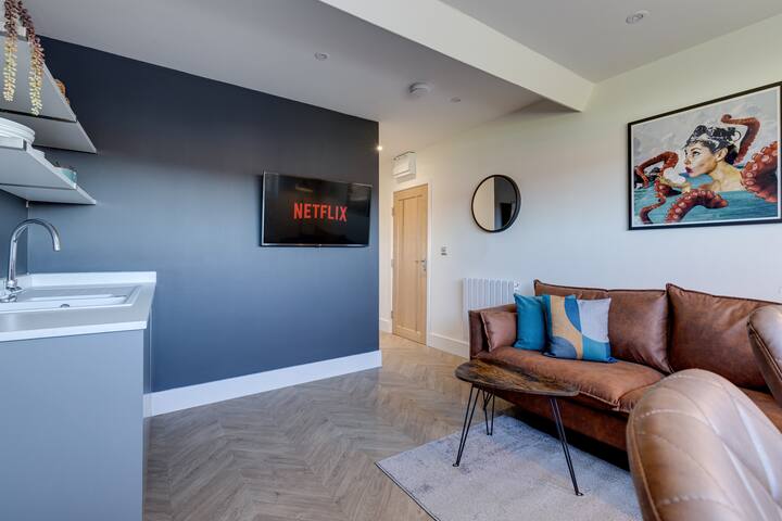 Cosy North Bay Apartment: Vast Sea & Town Views - Scarborough