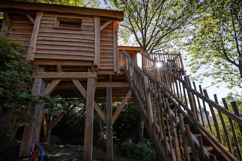 Cabin located in a natural environment, located be