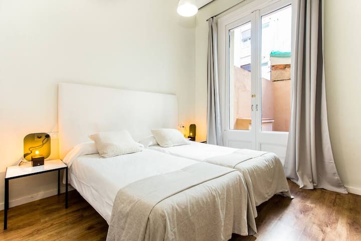 Huge 4bedroom with terrace in Las Ramblas gallery image 3