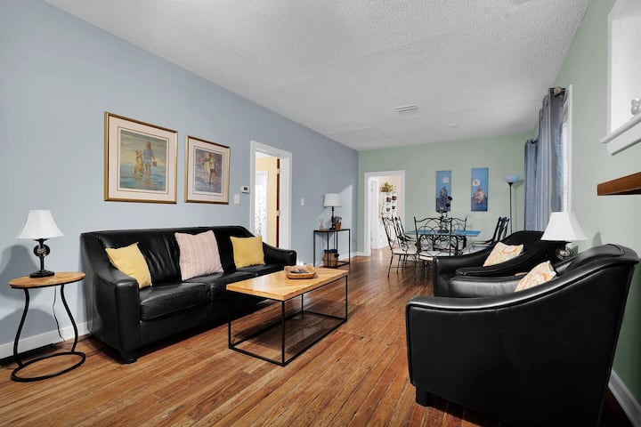 - Просторна всекидневна с уютни места за сядане, идеална за почивка след разглеждане на Сейнт Огъстин - Отвореното оформлението предлага лесен достъп до местата за хранене - Перфектно място за събиране, гледане на телевизия и отмора