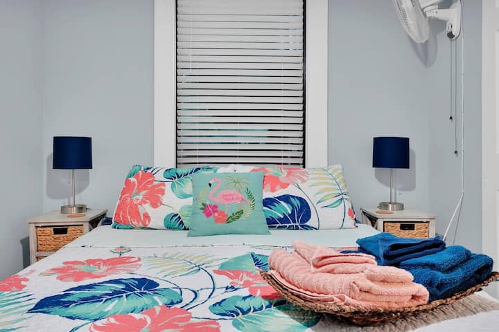 - Уютна спалня с цветни спални принадлежности, създаващи светла приветлива атмосфера - Чисти кърпи, подготвени за комфорта на гостите - Отпускащо място, идеално за спокойни нощи в Сейнт Огъстин