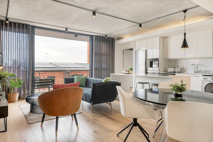 Spacious & Trendy 2 Bedroom Below Roof Top Pool gallery image 3