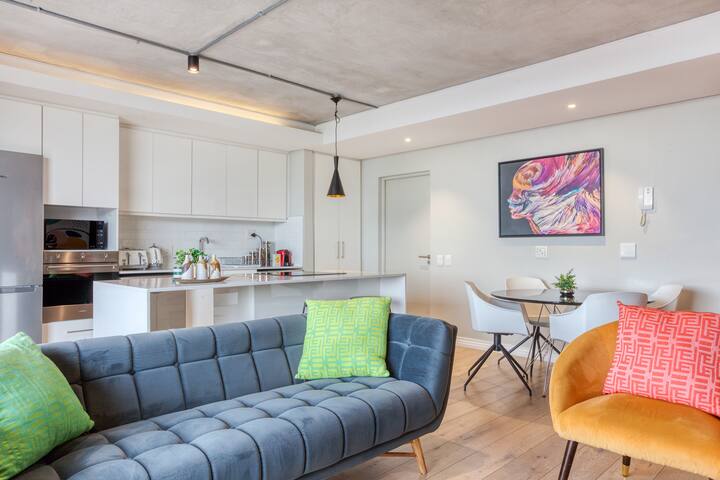 Spacious & Trendy 2 Bedroom Below Roof Top Pool gallery image 4