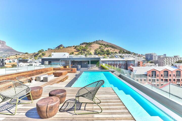 Spacious & Trendy 2 Bedroom Below Roof Top Pool gallery image 5