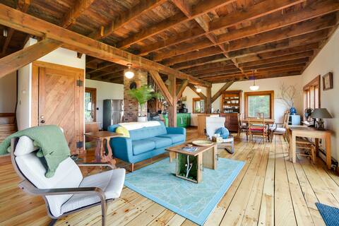 Breathtaking Mtn Views: Stylish Rustic Retreat!