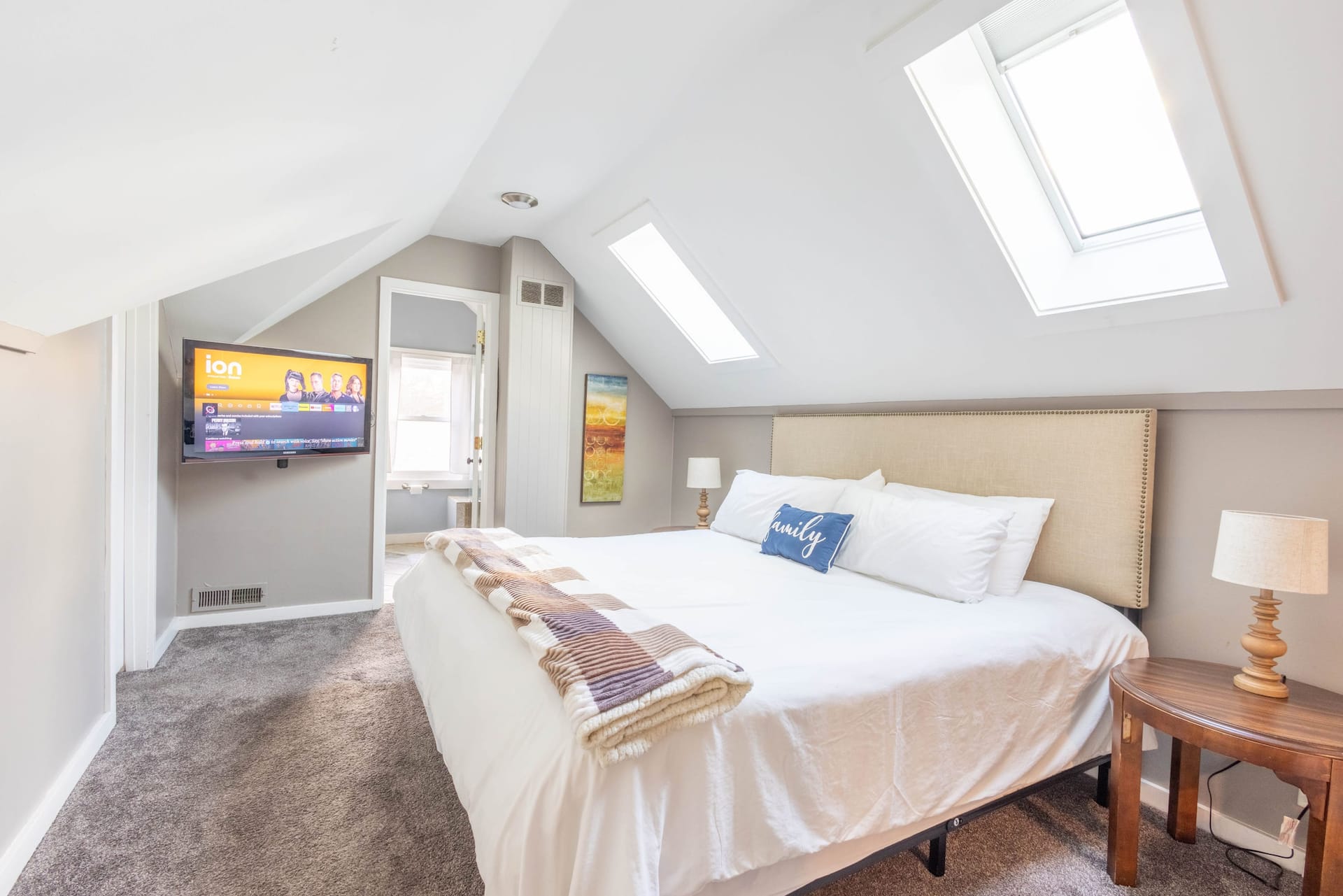 Large House w/King Bed, Parking, Deck, B-Ball Hoop