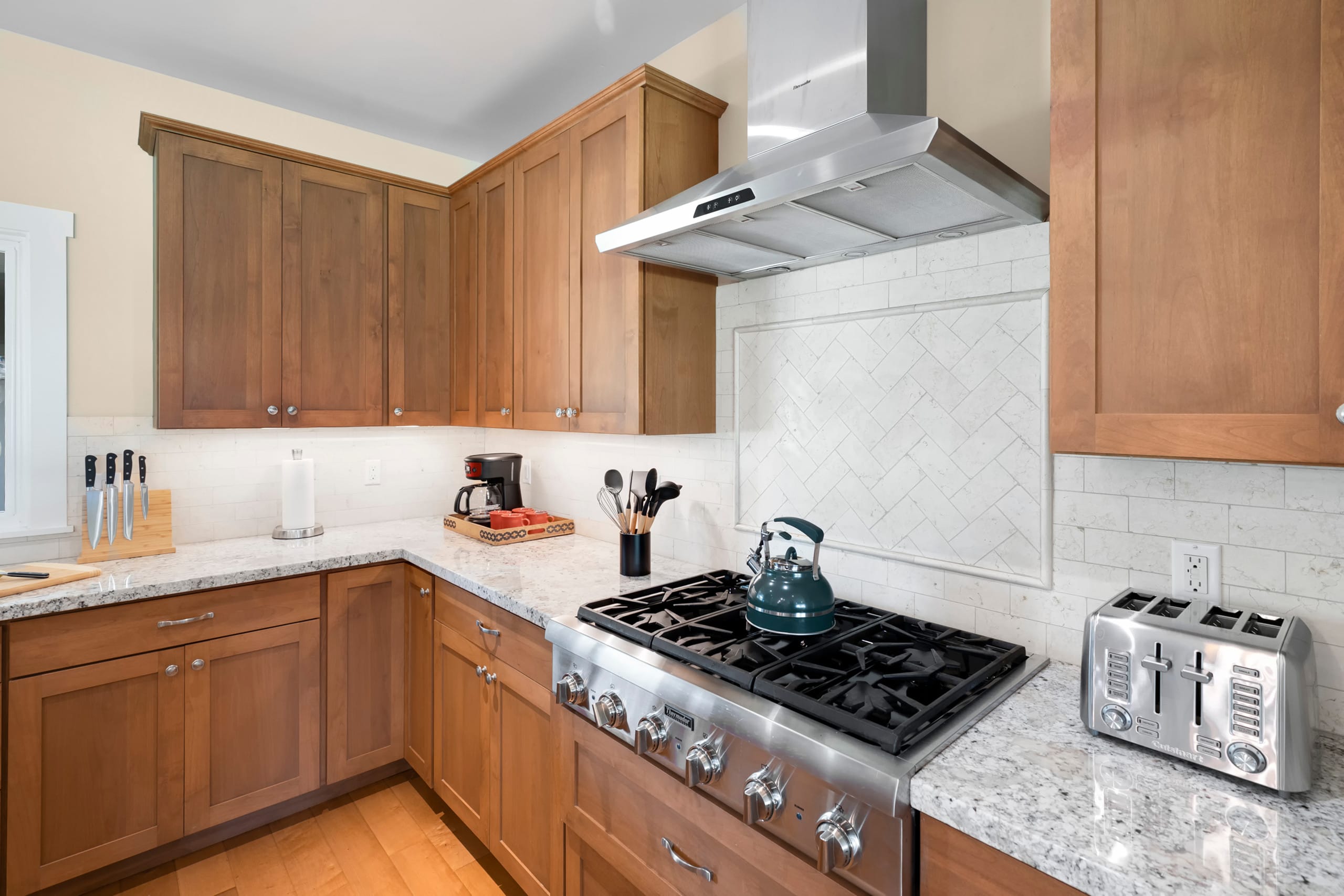 Hale Alaula, Elegant Hawaiian Home with A/C - Photo 15