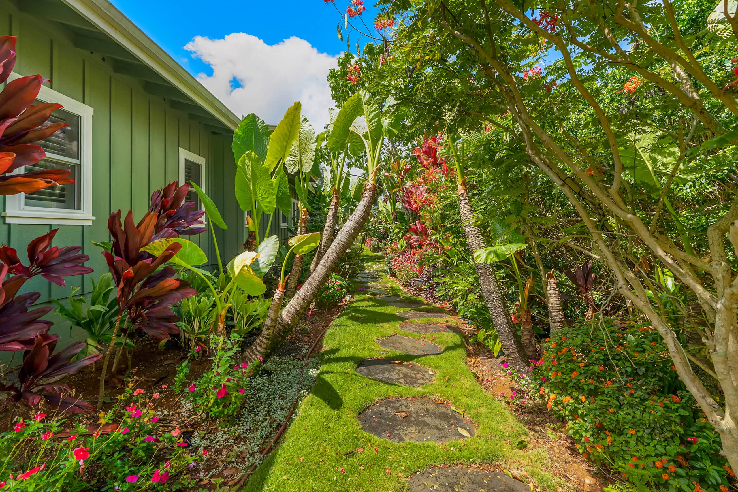 Hale Alaula, Elegant Hawaiian Home with A/C - Photo 38