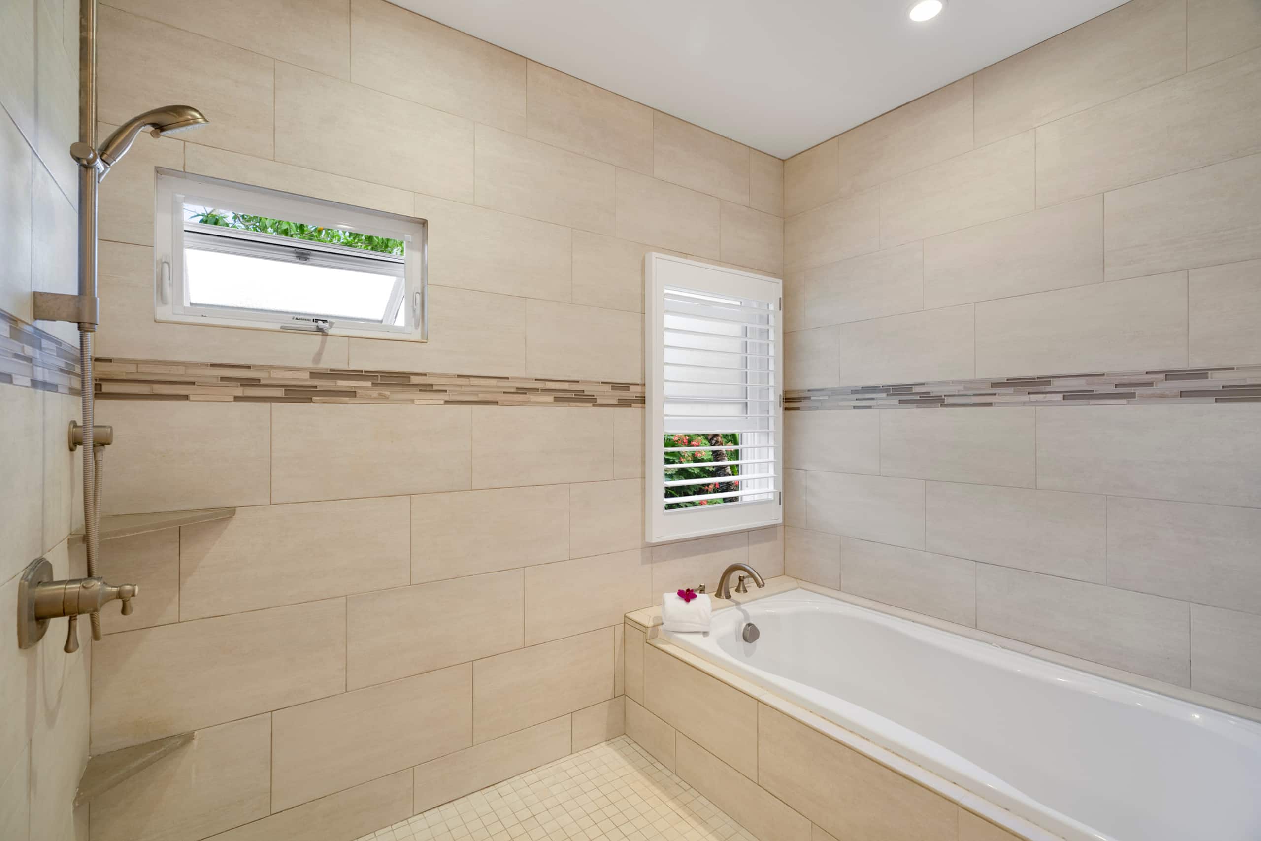 Hale Alaula, Elegant Hawaiian Home with A/C - Photo 28