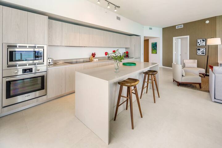 ExtraordinaryBeach Front Corner Condo@Lyfe gallery image 4