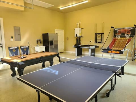 Entertainment home, sleeps 16, pool & game room