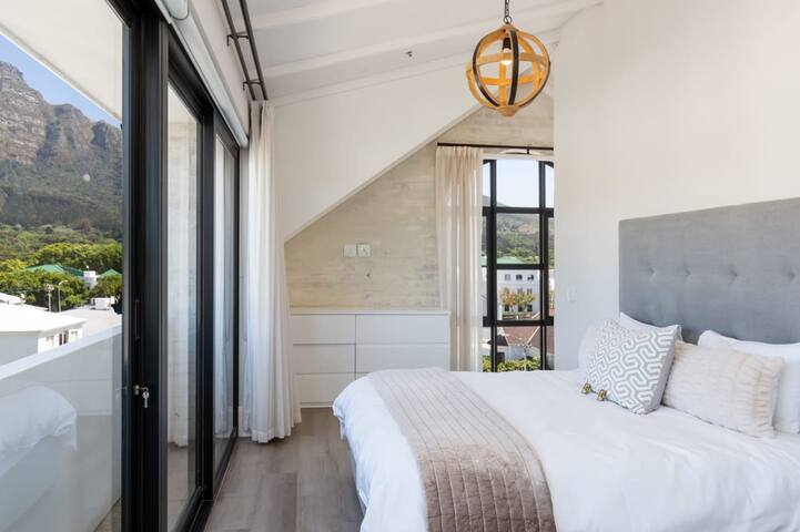 The Berkeley 270 Degree View Spacious gallery image 5