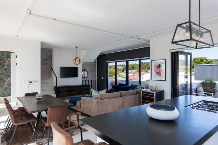 The Berkeley 270 Degree View Spacious gallery image 4