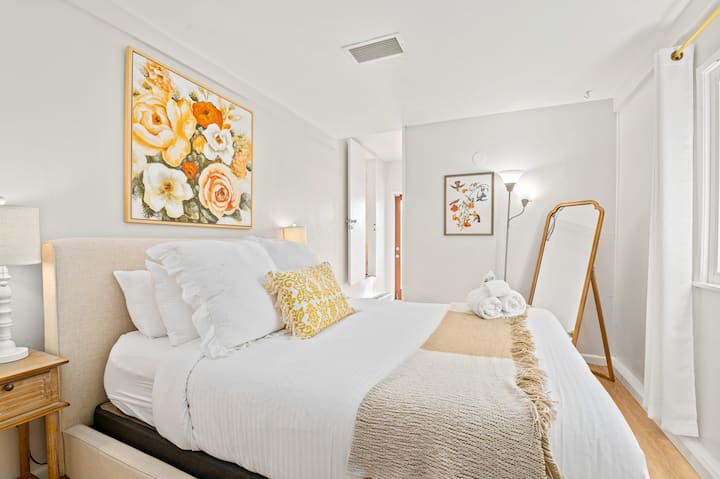 Chumba cha 3 cha kulala (kitanda aina ya queen, AC, uhifadhi wa nguo)