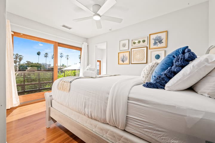 Chumba cha 2 cha kulala (kitanda aina ya queen, AC, uhifadhi wa nguo, feni ya dari, mwanga mwingi)