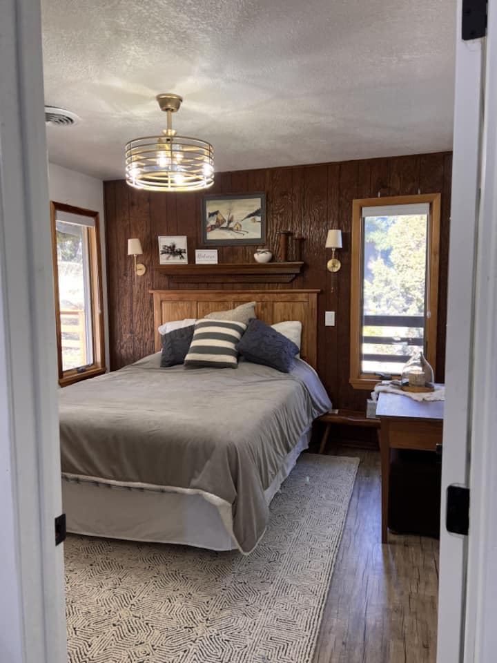 Dormitorio en la planta baja con cama tamaño queen