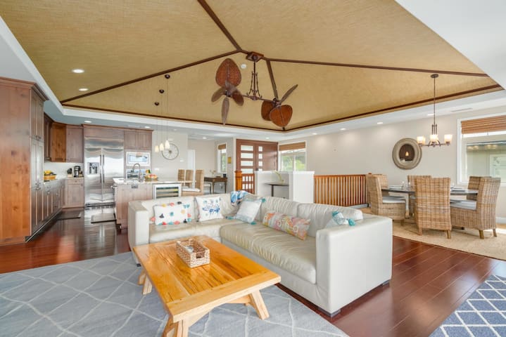 Luxury + Privacy • Ocean View • Sleeps 10 • Beach