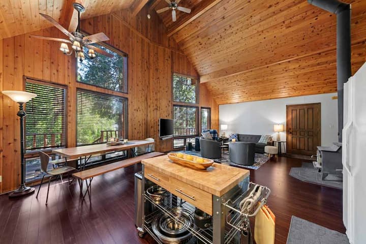 Modern Cabin Retreat, Lake & River Nearby