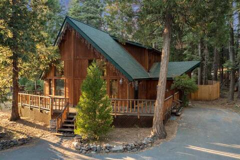 Modern Cabin Retreat, Lake & River Nearby