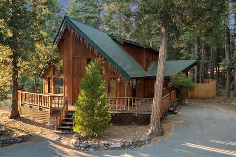 Modern Cabin Retreat, Lake & River Nearby