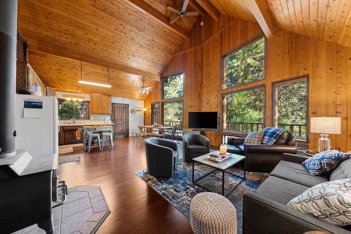 Modern Cabin Retreat, Lake & River Nearby